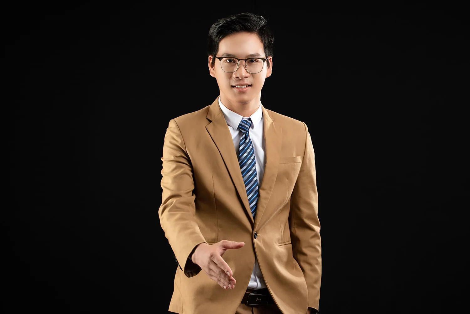 ảnh giám đốc bắt tay