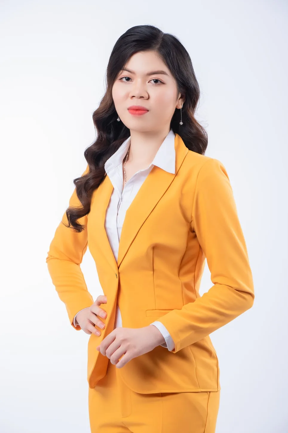 ảnh profile nữ mặc vest