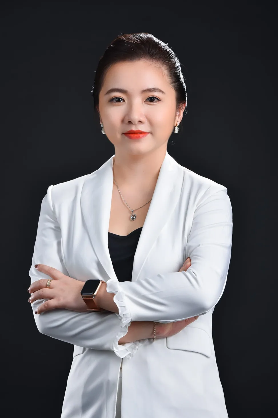 #30 cách tạo dáng chụp ảnh studio đẹp - HT Media Group 13 Doanh nhan nu 14 min