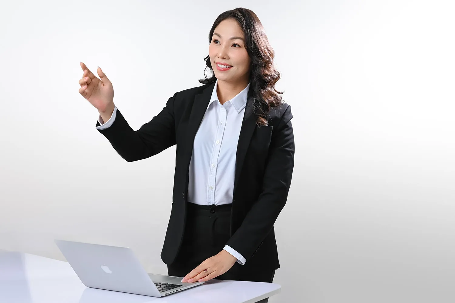 Studio chuyên chụp ảnh profile cá nhân đẹp tại Tp.HCM - HT Media 19 Anh goc 76 min
