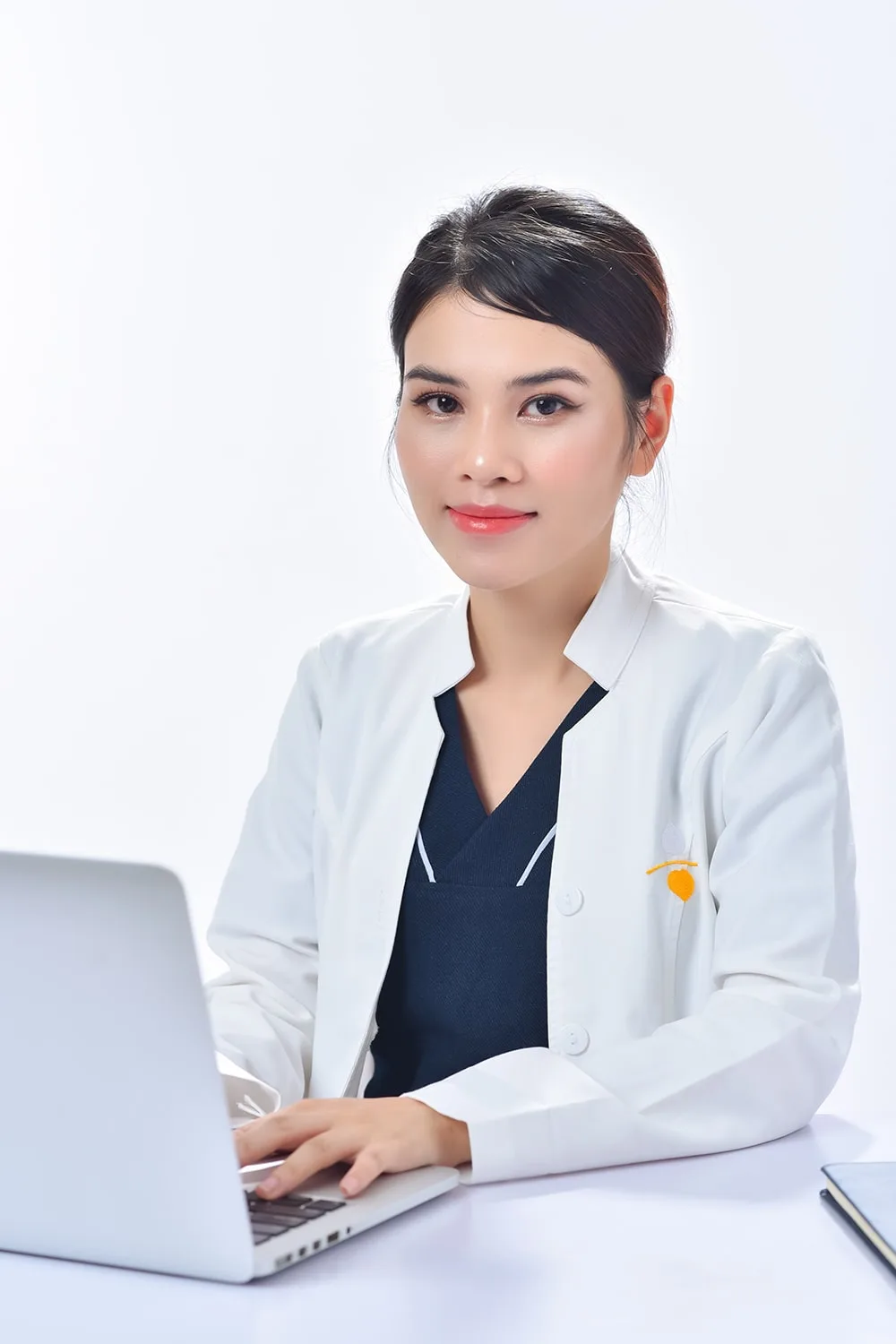 Anh bac si nu 2 min