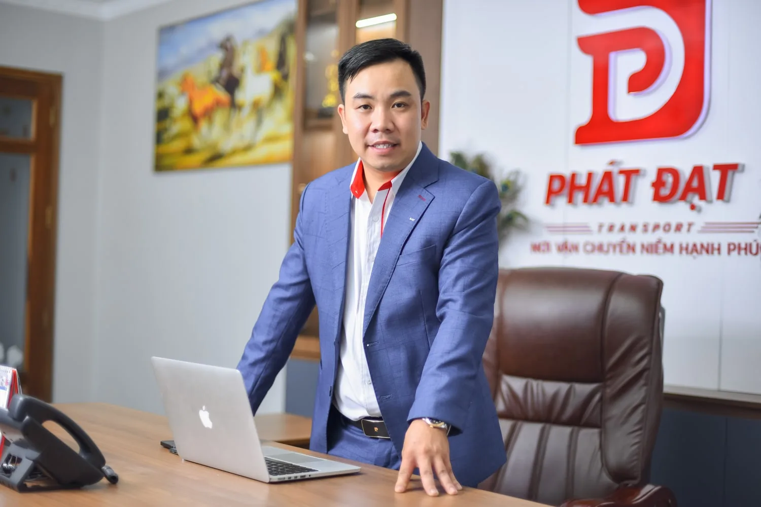 Ảnh lãnh đạo tại phòng làm việc đẹp