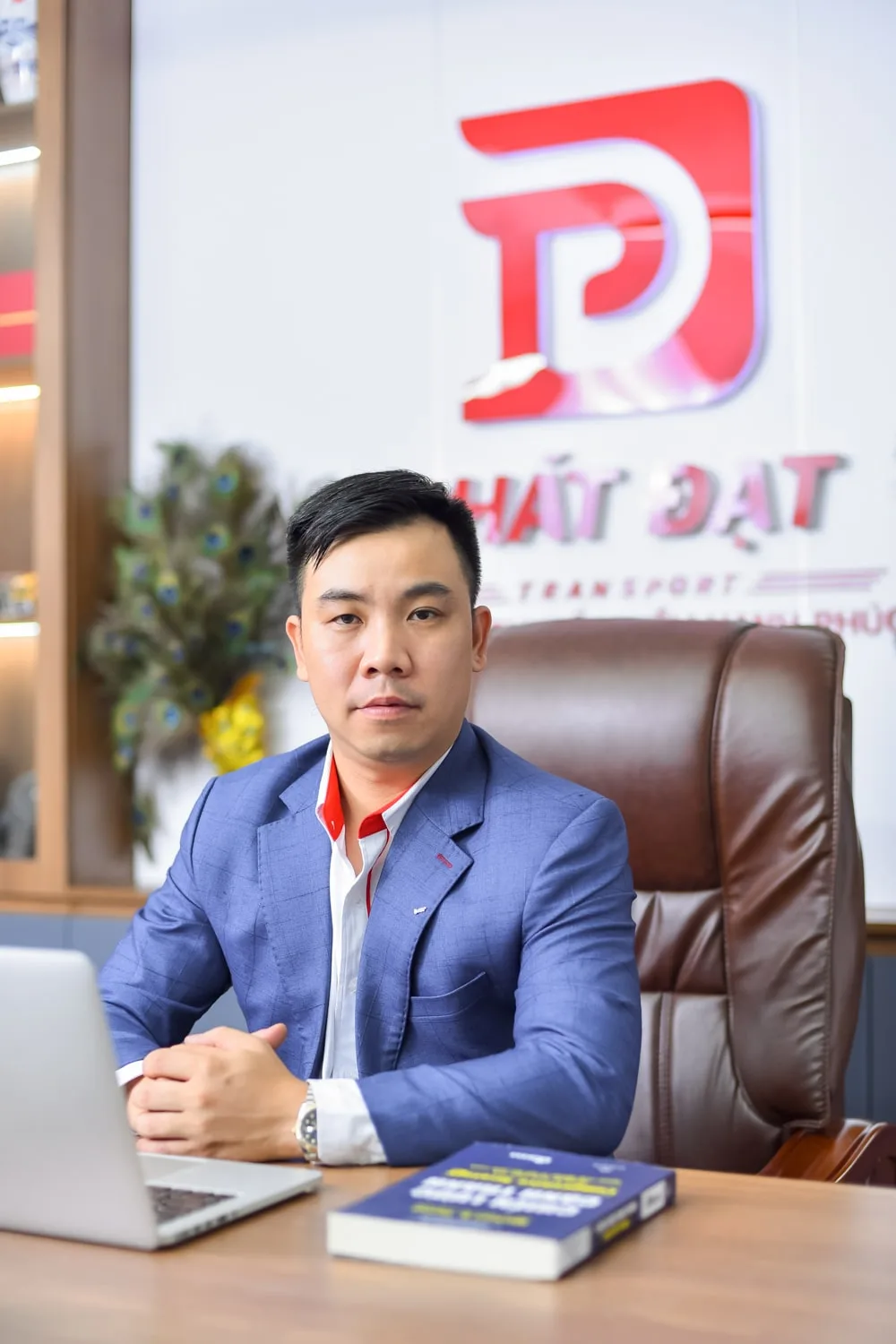 Ảnh lãnh đạo tại phòng làm việc đẹp