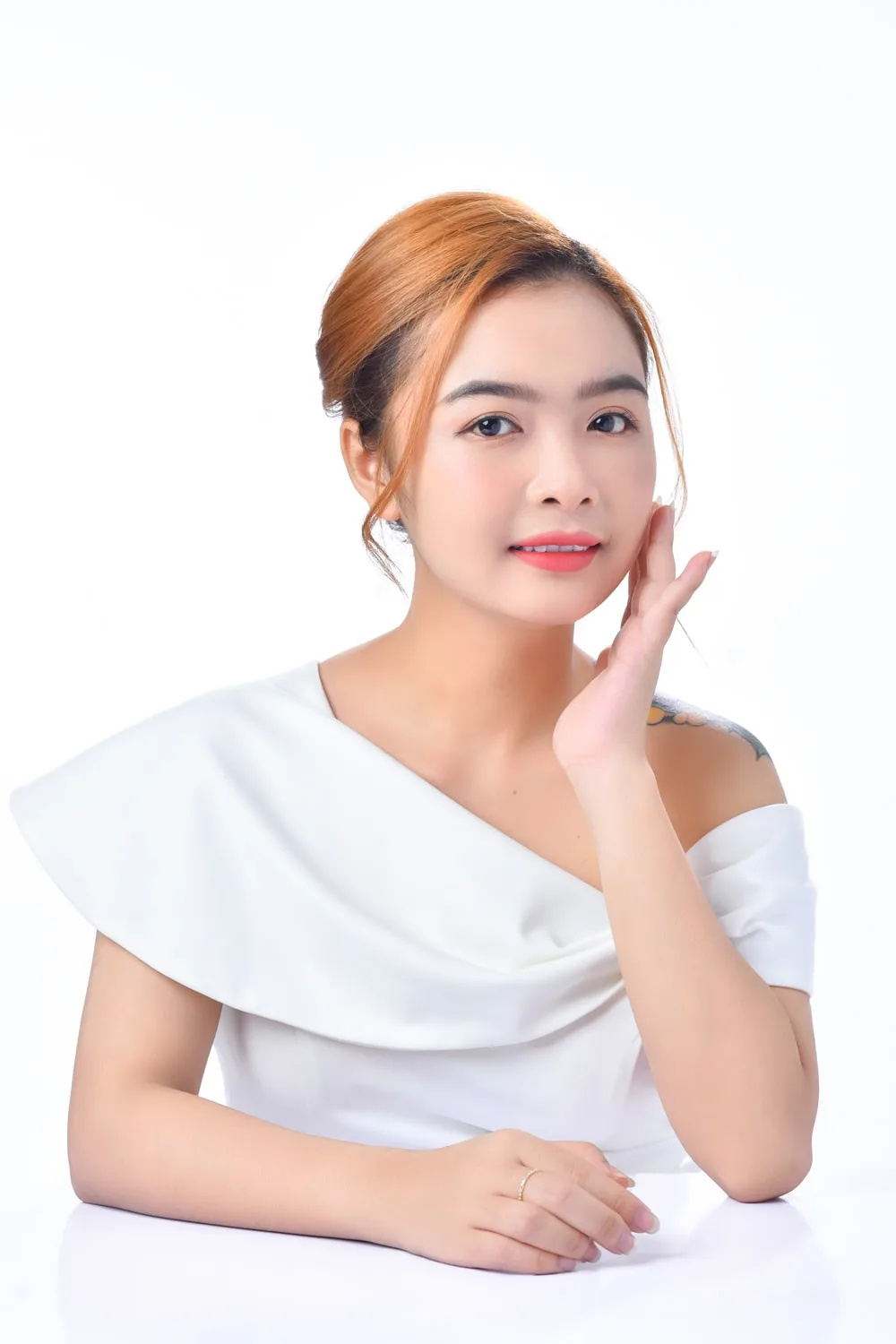 Gợi ý #15 dáng chụp ảnh cho nữ trong studio siêu đẹp - HT Media 17 Anh doanh nhan nu 15 min