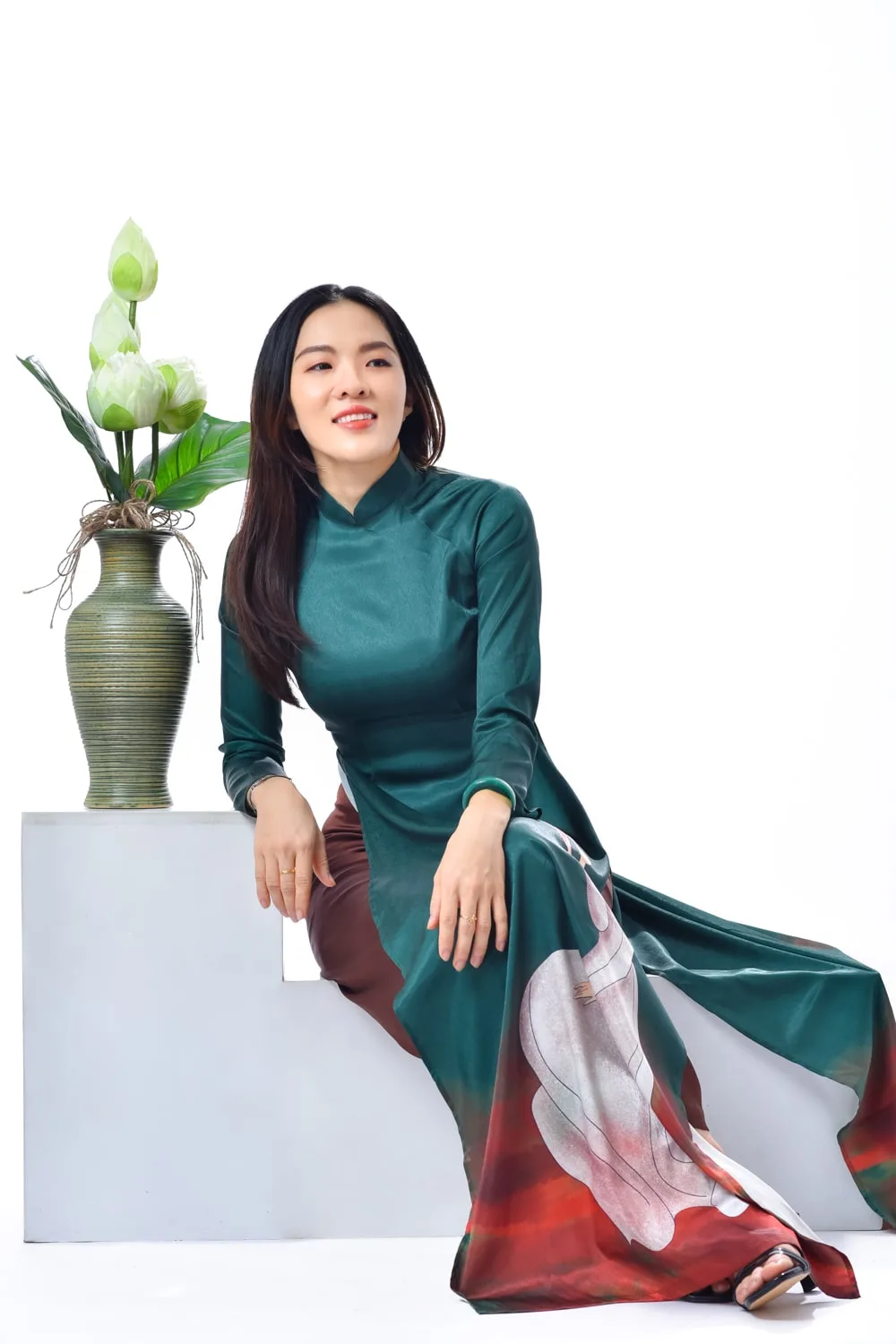 Gợi ý #15 dáng chụp ảnh cho nữ trong studio siêu đẹp - HT Media 21 Anh doanh nhan nu 3 min 1