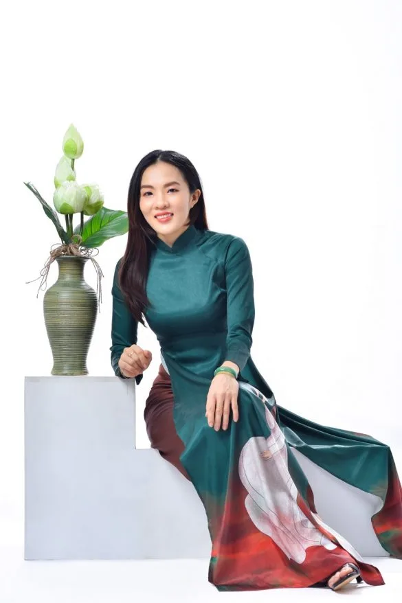 Anh doanh nhan nu (4)-min Ảnh chụp với áo dài nhẹ nhàng