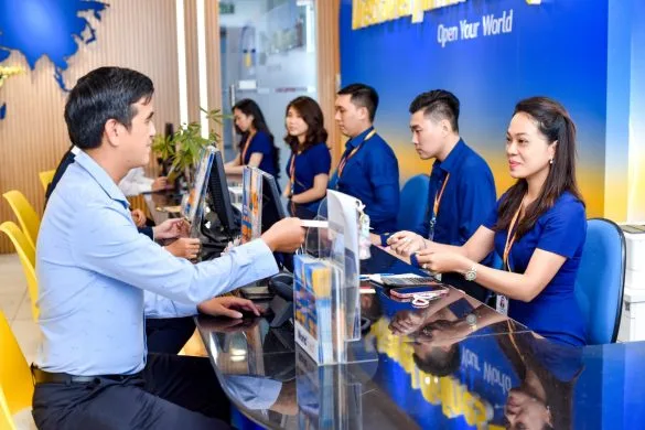 Ảnh nhân viên đang trao đổi với khách hàng