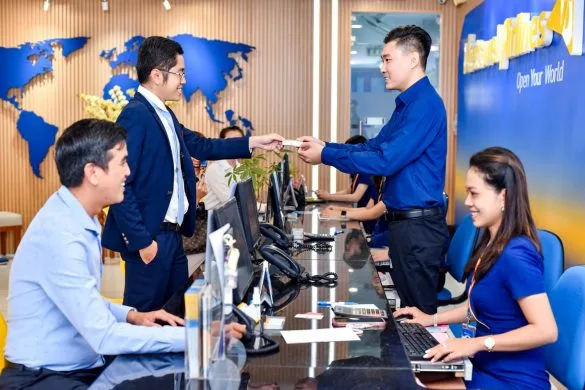 Ảnh nhân viên đang trao đổi với khách hàng