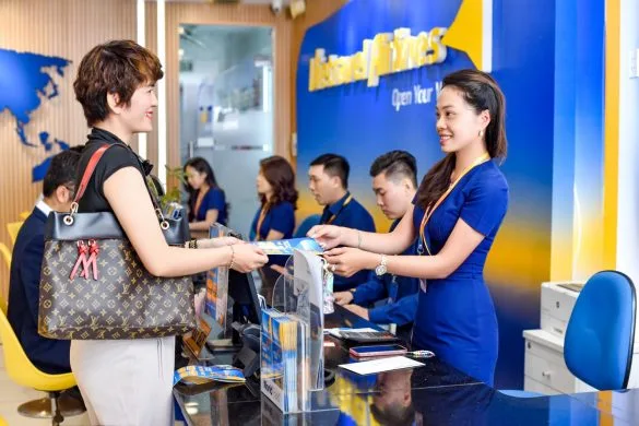 Ảnh nhân viên đang trao đổi với khách hàng