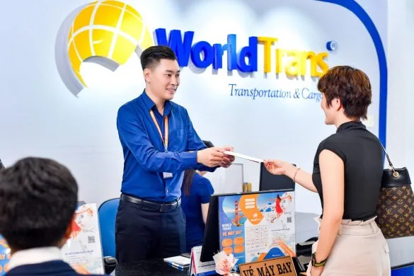 Ảnh nhân viên đang trao đổi với khách hàng