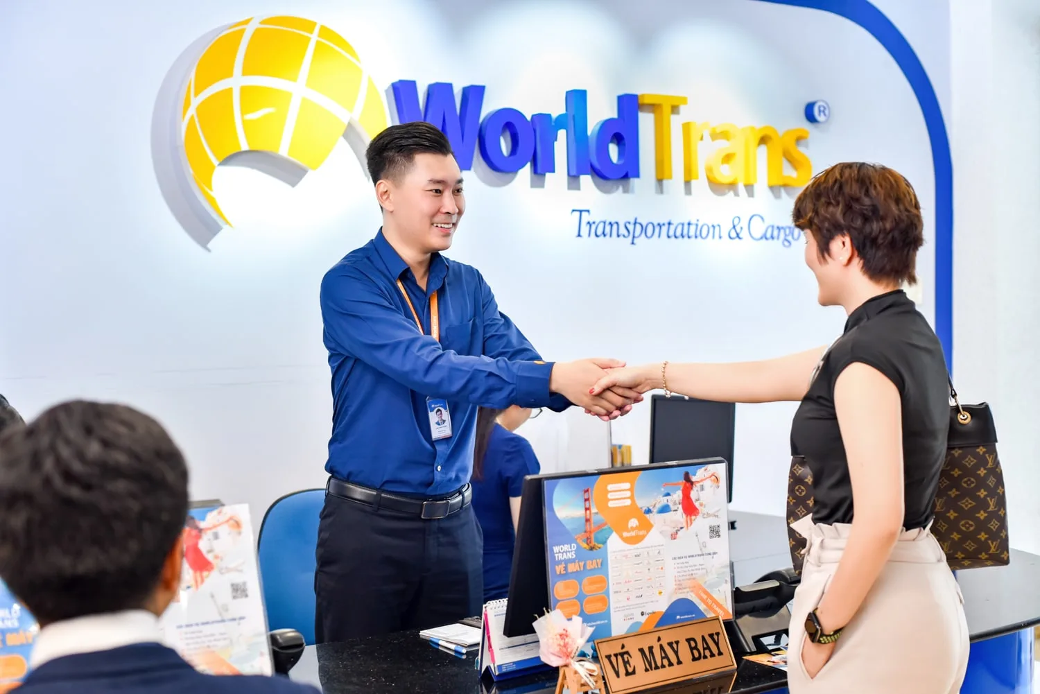 Dịch vụ chụp ảnh doanh nghiệp chuyên nghiệp tại Tp.HCM - HT Media 88 Anh cong ty 16 min