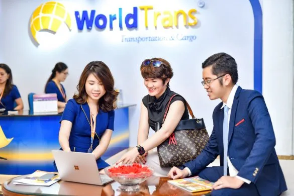 Ảnh nhân viên đang trao đổi với khách hàng