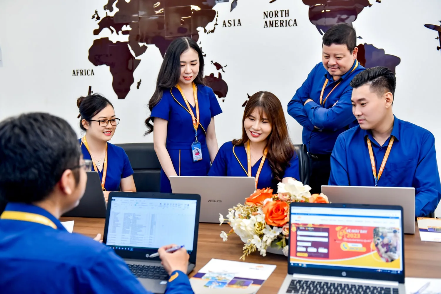 Dịch vụ chụp ảnh doanh nghiệp chuyên nghiệp tại Tp.HCM - HT Media 85 Anh cong ty 8 min