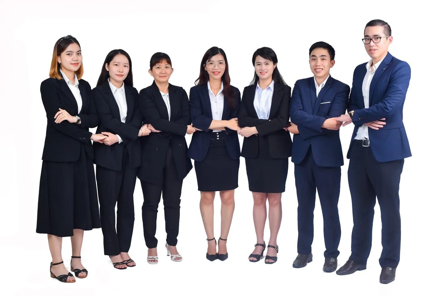 Concept chụp ảnh tập thể công ty đẹp, chuyên nghiệp - HT Media 139 Cong Ty Luat 10 min