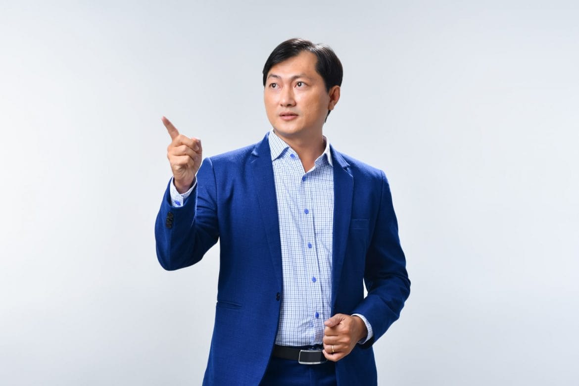 Ảnh cá nhân nam đang nói chuyện