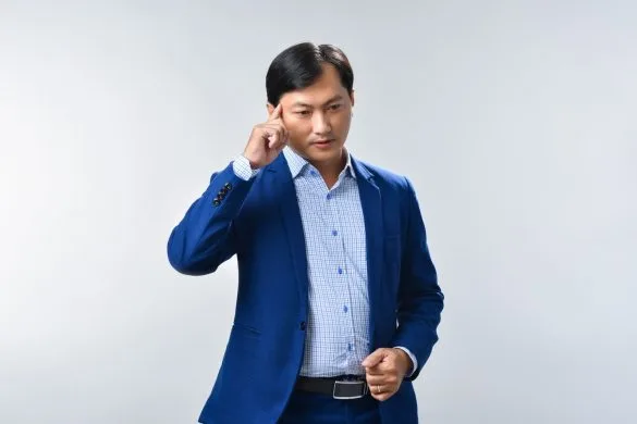 Ảnh profile nam đang suy nghĩ
