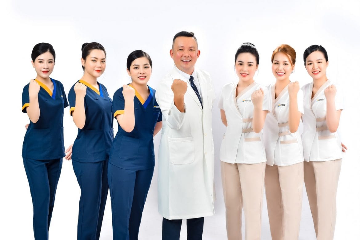 Ảnh bác sĩ nam và đội nhóm