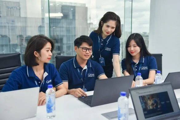Ảnh chụp nhân viên trao đổi công việc