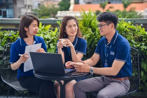Ảnh chụp nhân viên trao đổi