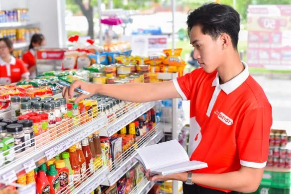 Ảnh chụp nhân viên kiểm kê hàng ở siêu thị