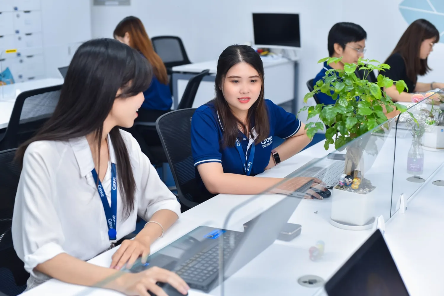 Ảnh chụp nhân viên đang trao đổi công việc