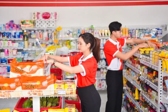 Ảnh chụp nhân viên sắp xếp hàng ở siêu thị