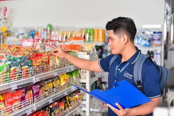 Ảnh chụp nhân viên kiểm tra hàng hóa