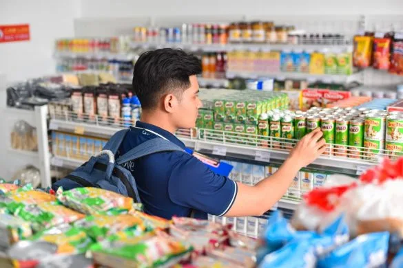 Ảnh chụp nhân viên kiểm tra hàng hóa