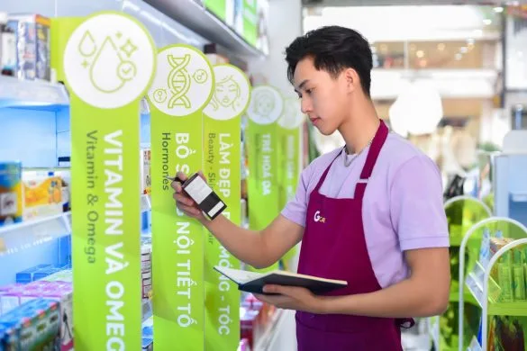 Chụp ảnh nhân viên siêu thị kiểm tra hàng