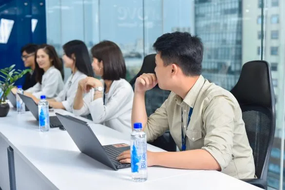 Ảnh chụp nhân viên đang lắng nghe họp