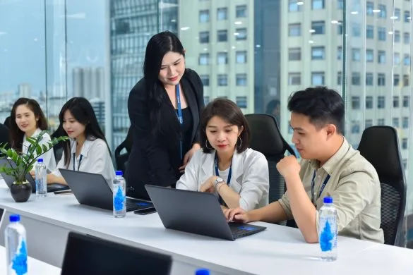 Ảnh chụp nhân viên trao đổi đội nhóm