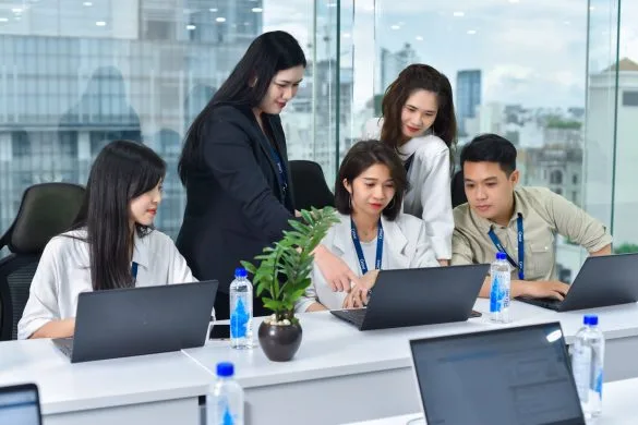 Ảnh chụp nhân viên trao đổi đội nhóm