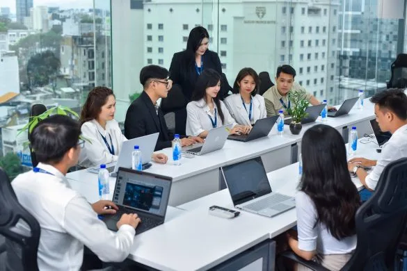 Ảnh chụp nhân viên trao đổi đội nhóm