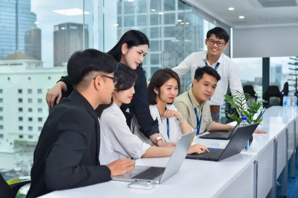 Ảnh chụp nhân viên họp nhóm