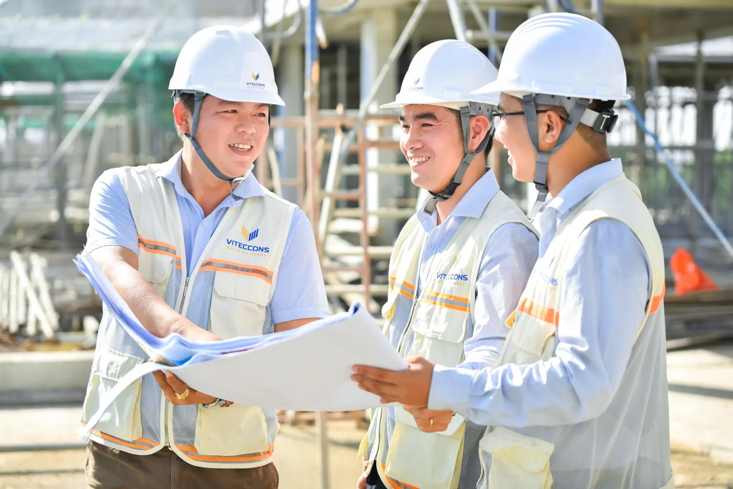 Ảnh chụp kỹ sư đang trao đổi tại công trường