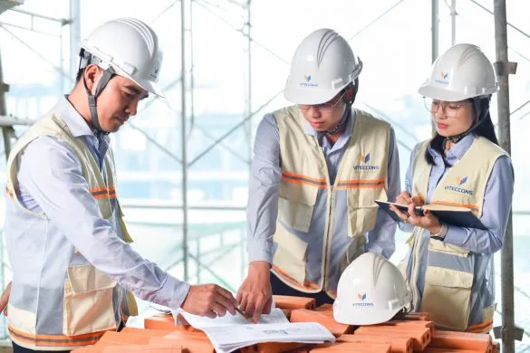Ảnh chụp kỹ sư đang họp tại công trường
