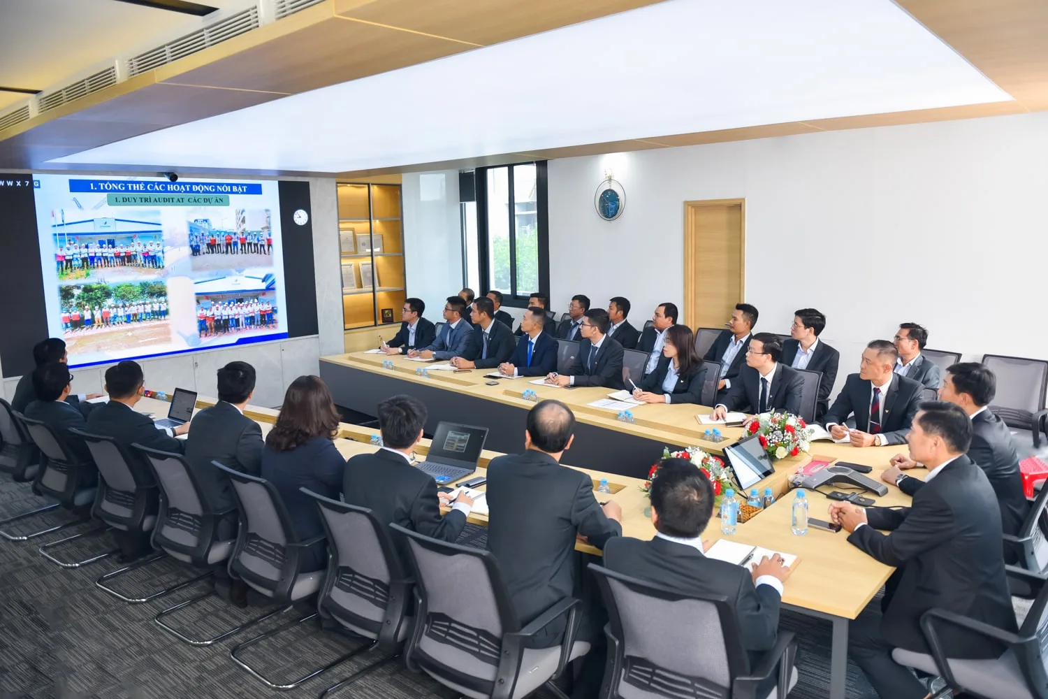 Ảnh chụp cuộc họp ở công ty