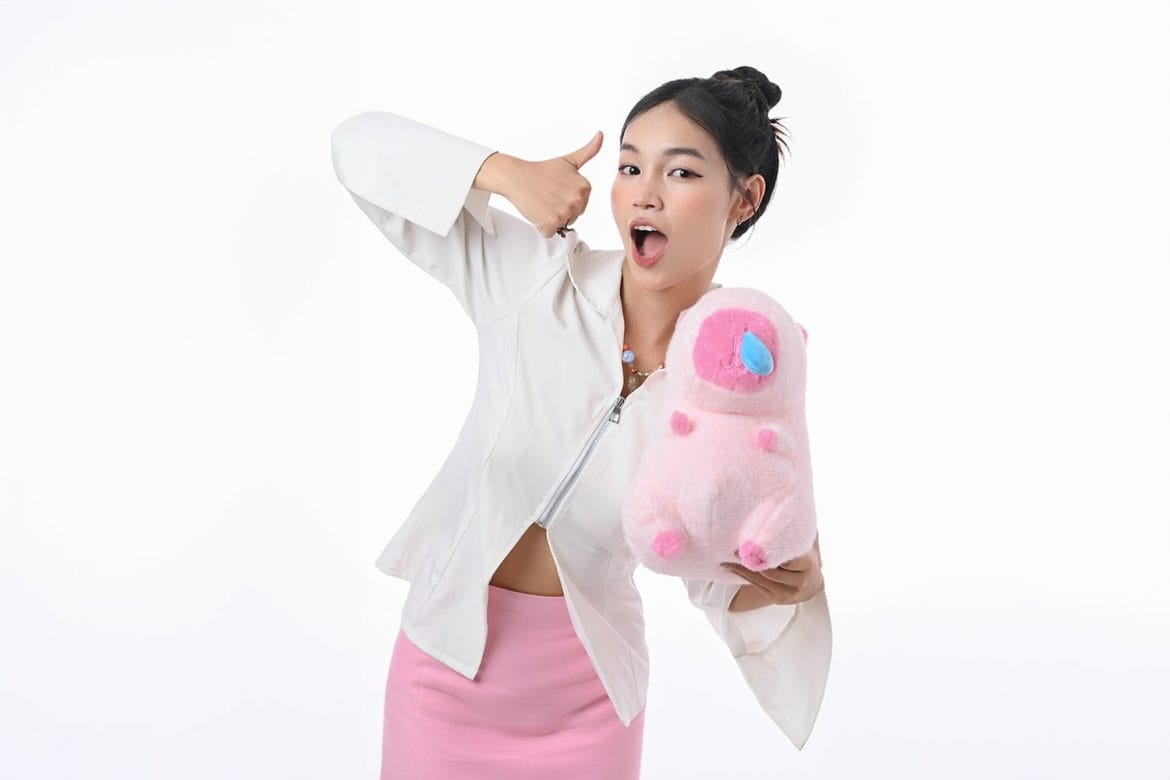 Chụp ảnh sản phẩm gấu bông với người mẫu đẹp