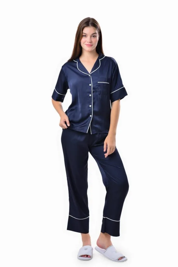 Ảnh sản phẩm áo đồ ngủ chụp với mẫu tây đẹp