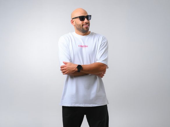 Chụp ảnh áo thun nam với mẫu